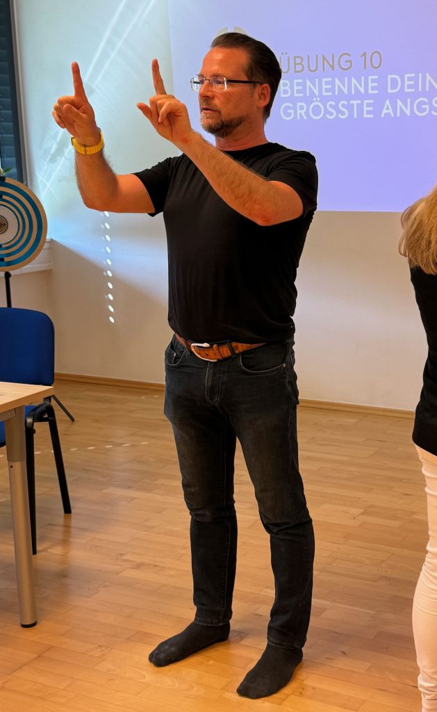 Michael Karl Gasser als Seminarleiter Michael Karl Gasser als Seminarleiter bei einem G4 Bewusstsein Powerflow Seminar