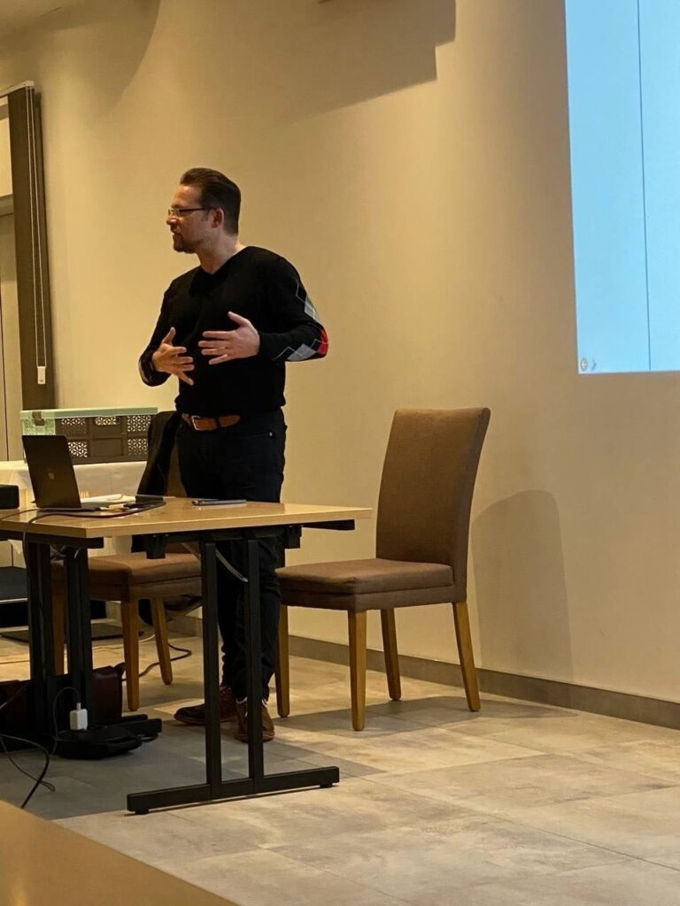 Michael Karl Gasser als Seminarleiter bei einem NAM7 Basis Seminar