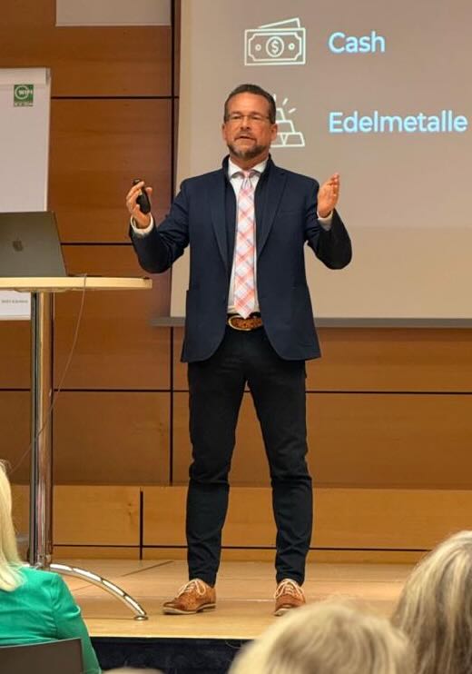 Michael Karl Gasser hält einen Vortrag zum Thema: "Die unsichtbaren Spielregeln des Geldes"